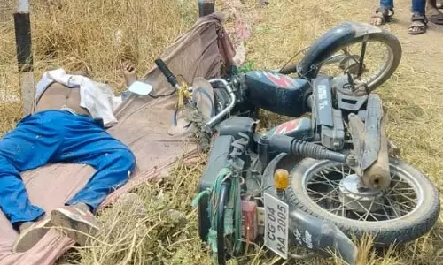 साइन बोर्ड में जा टकराई बाइक, युवक की मौत साइन बोर्ड में जा टकराई बाइक, युवक की मौत