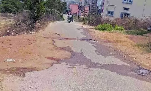 Karnataka : अस्पताल के बगल वाली सड़क की मरम्मत की मांग Karnataka : अस्पताल के बगल वाली सड़क की मरम्मत की मांग