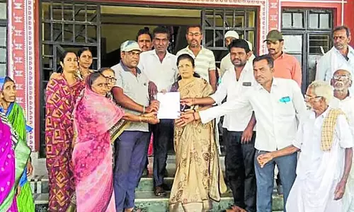 Karnataka ; खेत तक पहुंचने के लिए सड़क बनाने की मांग