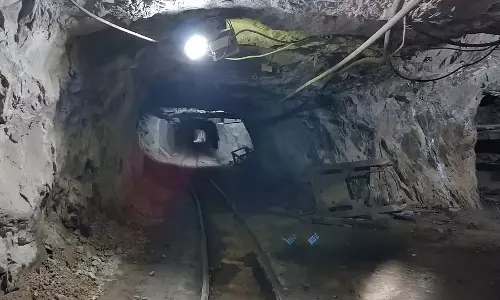 Karnataka : हट्टी गोल्ड माइनिंग कंपनी में फंसे मज़दूरों ने लिफ्ट से बाहर निकलकर जान बचाई Karnataka : हट्टी गोल्ड माइनिंग कंपनी में फंसे मज़दूरों ने लिफ्ट से बाहर निकलकर जान बचाई