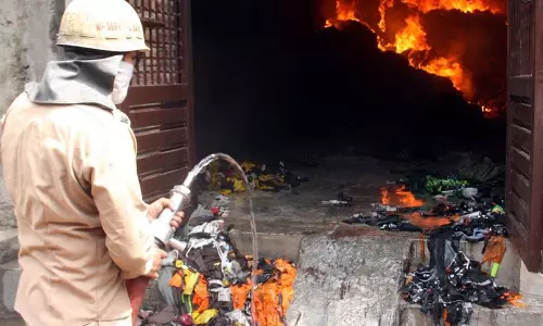 Ludhiana में होजरी गोदाम में आग लगने से अफरा-तफरी Ludhiana में होजरी गोदाम में आग लगने से अफरा-तफरी