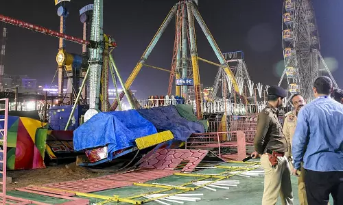 UP : एक मेले में झूला गिरने से 40 लोग घायल UP : एक मेले में झूला गिरने से 40 लोग घायल