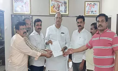 Telangana के अधिकारियों ने कहा कि पत्रकारों को एक्रेडिटेशन कार्ड देने का वादा किया गया Telangana के अधिकारियों ने कहा कि पत्रकारों को एक्रेडिटेशन कार्ड देने का वादा किया गया