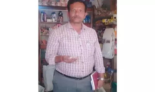 Munugode Inspection: डिप्टी तहसीलदार ने गैर-कानूनी राशन चावल के व्यापार के खिलाफ चेतावनी दी Munugode Inspection: डिप्टी तहसीलदार ने गैर-कानूनी राशन चावल के व्यापार के खिलाफ चेतावनी दी