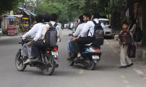 Ludhiana में स्कूल खुलते ही स्टूडेंट्स सड़कों पर उतरे, ट्रैफिक नियमों की कोई परवाह नहीं