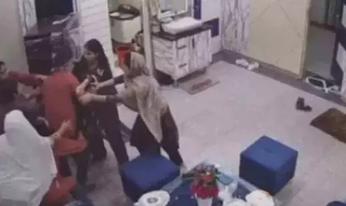 महिला कॉर्नर और डॉक्टर के घर में घुसपैठिए को पीटा