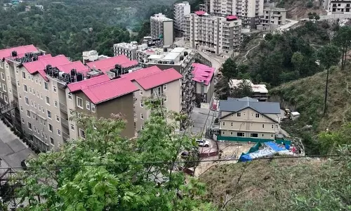 Himachal: चेस्टर हिल्स विवाद, ज़मीन के कानून, आरोप और एडमिनिस्ट्रेटिव टकराव