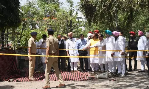 Punjab BJP के कार्यकारी अध्यक्ष ने चंडीगढ़ में पार्टी कार्यालय के बाहर विस्फोट स्थल का दौरा किया Punjab BJP के कार्यकारी अध्यक्ष ने चंडीगढ़ में पार्टी कार्यालय के बाहर विस्फोट स्थल का दौरा किया