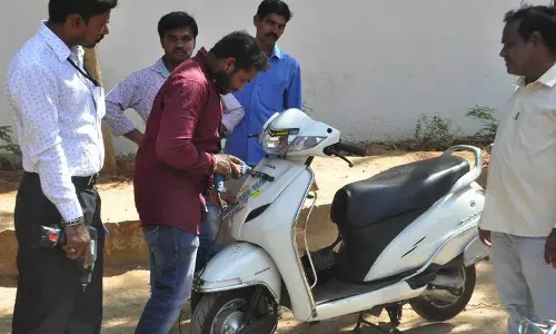 Hyderabad: वाहन चालकों ने वाहन रजिस्ट्रेशन नंबर शुल्क में बढ़ोतरी की आलोचना की Hyderabad: वाहन चालकों ने वाहन रजिस्ट्रेशन नंबर शुल्क में बढ़ोतरी की आलोचना की