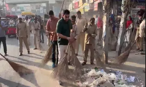 Bahadurgarh: अभिनव सिवाच ने जनता संग उठाई सफाई की जिम्मेदारी
