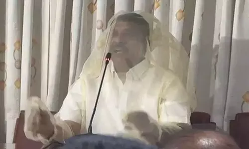 BRS MLA Sudheer Reddy ने विधानसभा में ‘मच्छरदानी’ के लिए विरोध प्रदर्शन किया