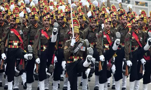 47th Raising Day: मैकेनाइज्ड इन्फैंट्री रेजिमेंट ने राष्ट्रीय युद्ध स्मारक पर अर्पित की पुष्पांजलि
