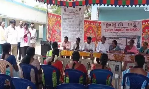 निवासियों और BRS कार्यकर्ताओं ने छह गारंटियों पर अधिकारियों से सवाल किए निवासियों और BRS कार्यकर्ताओं ने छह गारंटियों पर अधिकारियों से सवाल किए