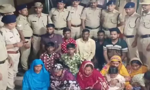 जलपाईगुड़ी स्टेशन पर RPF का एक्शन, 14 बांग्लादेशियों को हिरासत में लिया, नकली आधार कार्ड बरामद जलपाईगुड़ी स्टेशन पर RPF का एक्शन, 14 बांग्लादेशियों को हिरासत में लिया, नकली आधार कार्ड बरामद