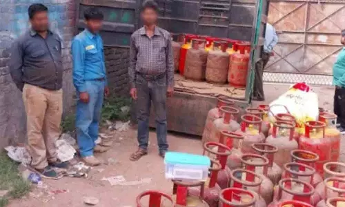 LPG Racket का भंडाफोड़: पुलिस ने 45 सिलेंडर जब्त किए, तीन को गिरफ्तार किया