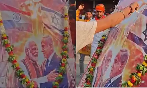 जुलूस में DJ, हथियार; मोदी-नेतन्याहू की मूर्ति को दूध से नहलाया गया जुलूस में DJ, हथियार; मोदी-नेतन्याहू की मूर्ति को दूध से नहलाया गया
