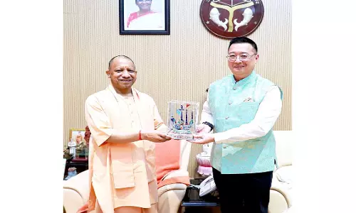 UP के CM योगी आदित्यनाथ ने लखनऊ में सिंगापुर के हाई कमिश्नर साइमन वोंग से की मुलाकात