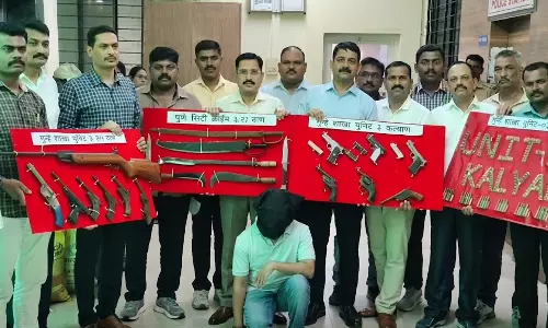 हथियारों का जखीरा बरामद, रील स्टार बना ठग गिरफ्तार हथियारों का जखीरा बरामद, रील स्टार बना ठग गिरफ्तार