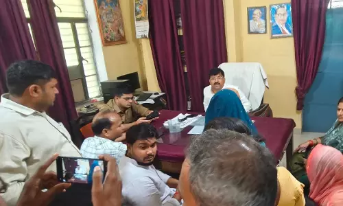 Fatehpur: लाइनमैन की मौत के बाद प्रदर्शन, प्रशासन ने दिया संतोषजनक जवाब Fatehpur: लाइनमैन की मौत के बाद प्रदर्शन, प्रशासन ने दिया संतोषजनक जवाब