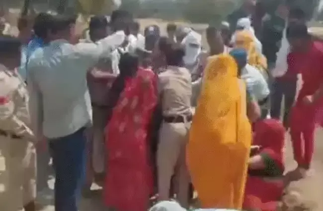 Ujjain: सरकारी जमीन हटाने पहुंचे अधिकारियों को उज्जैन में झटका Ujjain: सरकारी जमीन हटाने पहुंचे अधिकारियों को उज्जैन में झटका