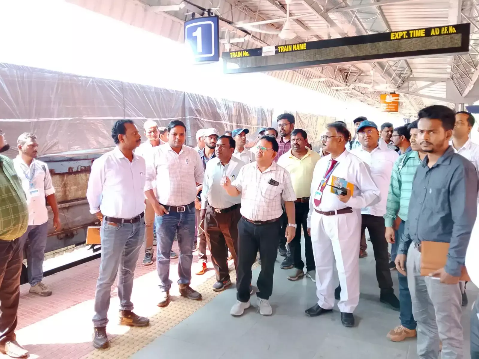 Kharagpur: एडीआरएम ने खड़गपुर मंडल के स्टेशनों का किया निरीक्षण Kharagpur: एडीआरएम ने खड़गपुर मंडल के स्टेशनों का किया निरीक्षण