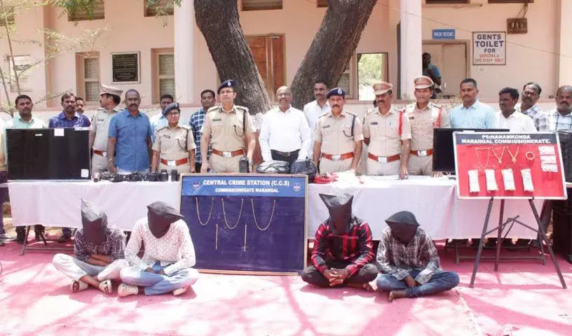 Warangal police ने अंतरराज्यीय चेन स्नेचिंग गैंग को गिरफ्तार किया, 15.20 लाख रुपये का सोना बरामद Warangal police ने अंतरराज्यीय चेन स्नेचिंग गैंग को गिरफ्तार किया, 15.20 लाख रुपये का सोना बरामद