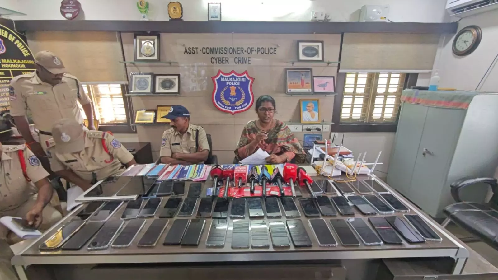 Hyderabad के टीचर से ऑनलाइन ट्रेडिंग फ्रॉड में 36 लाख रुपये की ठगी, 8 लोग गिरफ्तार Hyderabad के टीचर से ऑनलाइन ट्रेडिंग फ्रॉड में 36 लाख रुपये की ठगी, 8 लोग गिरफ्तार