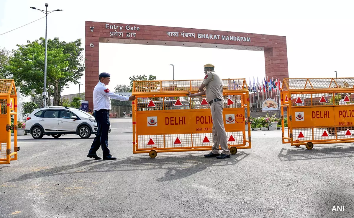 New Delhi: दिल्ली पुलिस ने फर्जी नो-एंट्री पास पर कार्रवाई की New Delhi: दिल्ली पुलिस ने फर्जी नो-एंट्री पास पर कार्रवाई की
