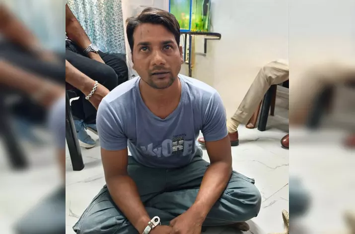 ज्वेलरी शॉप में डकैती और दो हत्याओं का आरोपी गिरफ्तार, जेल से हुआ था फरार ज्वेलरी शॉप में डकैती और दो हत्याओं का आरोपी गिरफ्तार, जेल से हुआ था फरार
