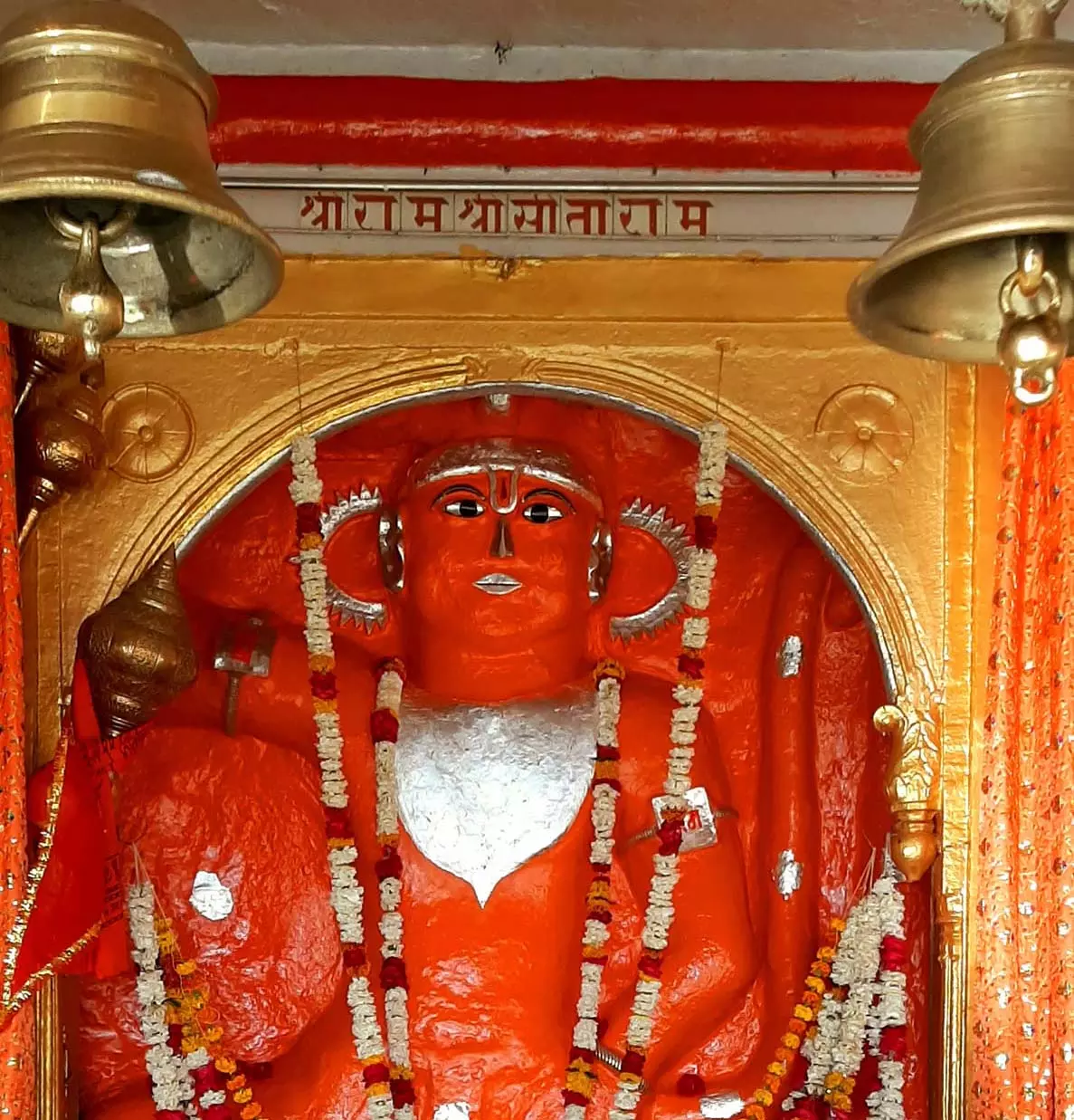 रायपुर के हनुमान मंदिरों में उमड़ी भीड़ रायपुर के हनुमान मंदिरों में उमड़ी भीड़