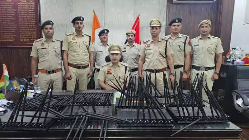 Gurugram पुलिस ने इंटरनेशनल सिम बॉक्स साइबर फ्रॉड रैकेट का भंडाफोड़ किया, 5 गिरफ्तार Gurugram पुलिस ने इंटरनेशनल सिम बॉक्स साइबर फ्रॉड रैकेट का भंडाफोड़ किया, 5 गिरफ्तार