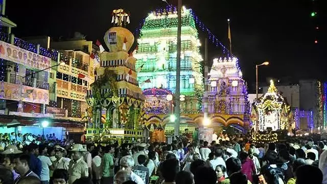 Bengaluru में सांस्कृतिक वैभव का नज़ारा: धर्मरायस्वामी मंदिर से भव्यता की शुरुआत, लाखों भक्तों ने देखा Bengaluru में सांस्कृतिक वैभव का नज़ारा: धर्मरायस्वामी मंदिर से भव्यता की शुरुआत, लाखों भक्तों ने देखा