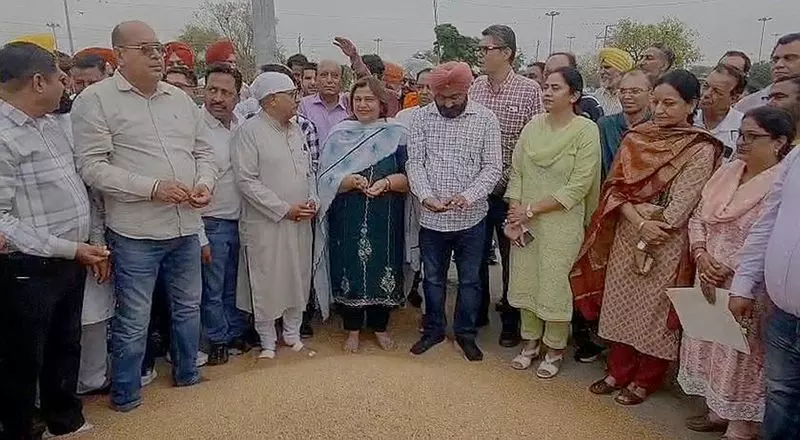 CM की मीटिंग बेनतीजा, Punjab में आढ़ती कमीशन को लेकर हड़ताल पर डटे रहे CM की मीटिंग बेनतीजा, Punjab में आढ़ती कमीशन को लेकर हड़ताल पर डटे रहे