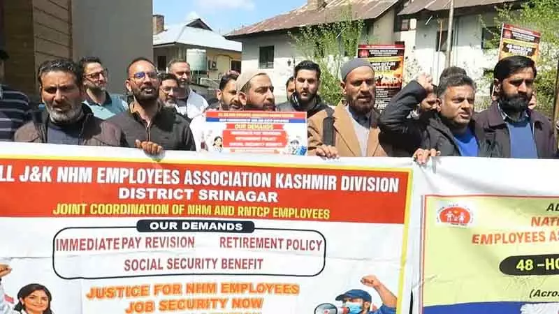 North Kashmir में एनएचएम कर्मचारियों ने 48 घंटे की कलम बंद हड़ताल की North Kashmir में एनएचएम कर्मचारियों ने 48 घंटे की कलम बंद हड़ताल की