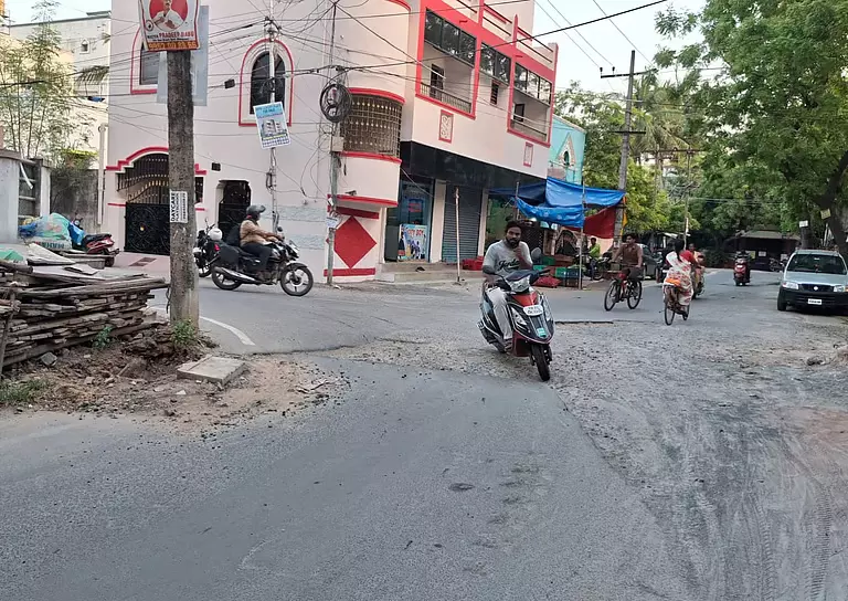 Chennai: निवासियों का कहना है कि मतदान के समय भी वलसरवाक्कम की सड़कों पर ध्यान नहीं दिया गया Chennai: निवासियों का कहना है कि मतदान के समय भी वलसरवाक्कम की सड़कों पर ध्यान नहीं दिया गया