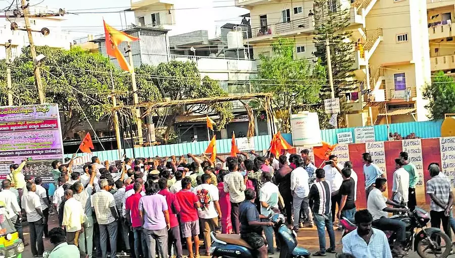Karnataka : मंदिर के मालिक और पुजारी के बीच मंदिर के हैंडओवर को लेकर झड़प Karnataka : मंदिर के मालिक और पुजारी के बीच मंदिर के हैंडओवर को लेकर झड़प