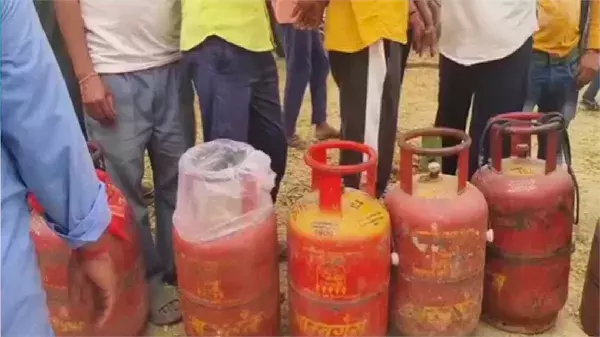 Ajmer: LPG के लिए हाहाकार, अजमेर में लगी लंबी कतार Ajmer: LPG के लिए हाहाकार, अजमेर में लगी लंबी कतार