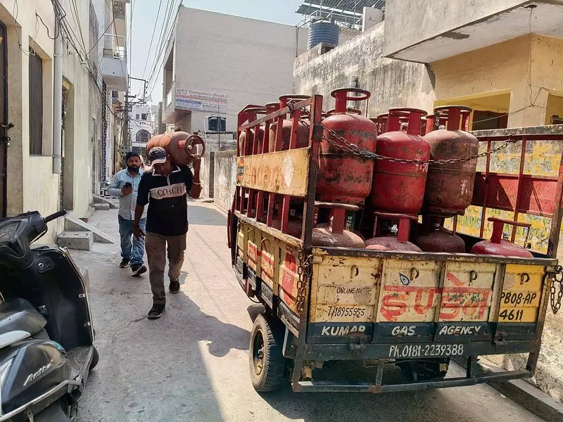 कपूरथला में LPG सिलेंडर और ईंधन का पर्याप्त स्टॉक है: DC कपूरथला में LPG सिलेंडर और ईंधन का पर्याप्त स्टॉक है: DC