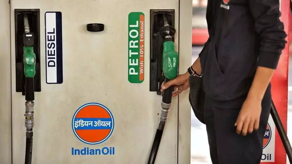 New Delhi: ईंधन कीमतों में उछाल, डीजल-पेट्रोल दोनों महंगे New Delhi: ईंधन कीमतों में उछाल, डीजल-पेट्रोल दोनों महंगे