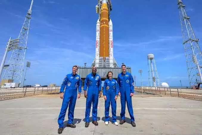 NASA ने 50 साल से ज़्यादा समय में पहली बार चार एस्ट्रोनॉट्स को चांद की यात्रा पर भेजा NASA ने 50 साल से ज़्यादा समय में पहली बार चार एस्ट्रोनॉट्स को चांद की यात्रा पर भेजा
