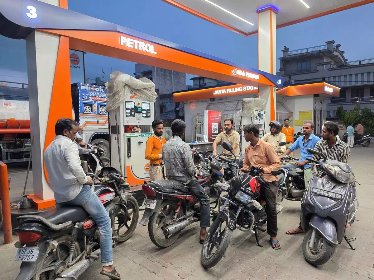 Sambhal: पेट्रोल-डीजल की कमी नहीं, प्रशासन की अपील Sambhal: पेट्रोल-डीजल की कमी नहीं, प्रशासन की अपील