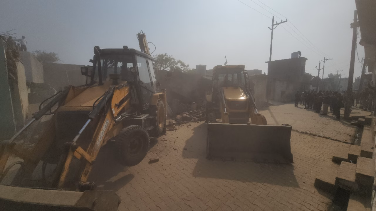 Sambhal: सरकारी जमीन से कब्जे हटाने का अभियान तेज Sambhal: सरकारी जमीन से कब्जे हटाने का अभियान तेज