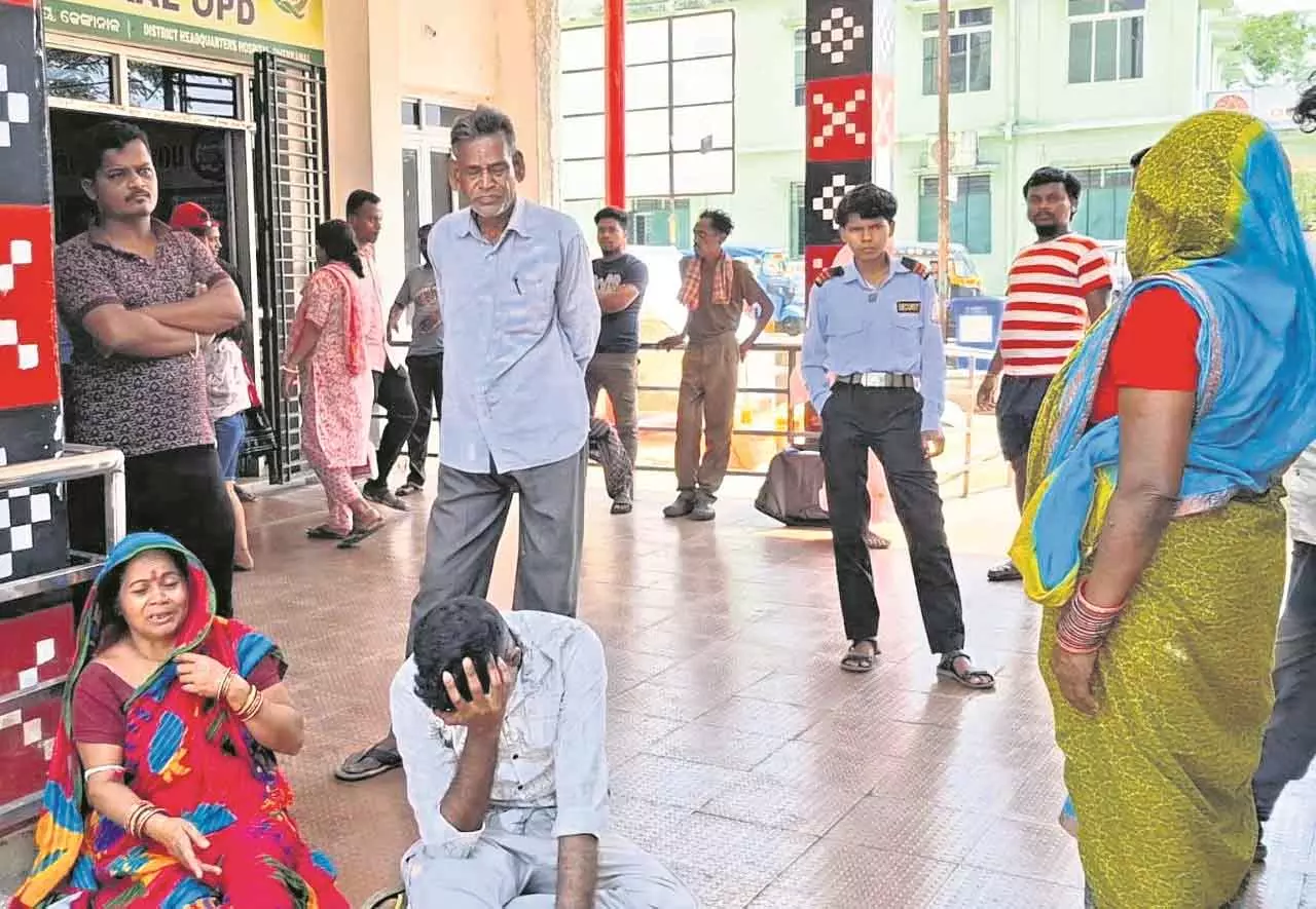 Dhenkanal अस्पताल में युवक की मौत, लापरवाही का आरोप Dhenkanal अस्पताल में युवक की मौत, लापरवाही का आरोप