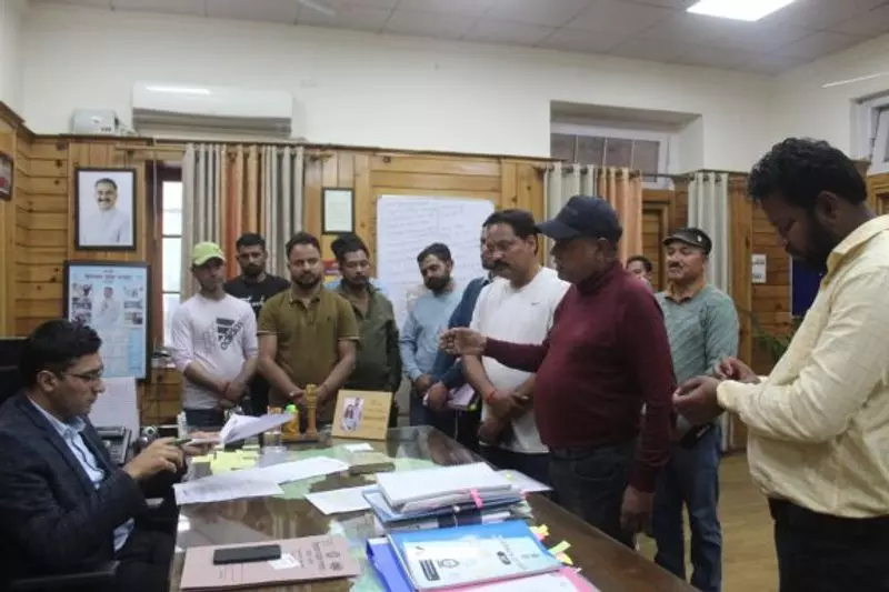 Bharmour में हाइडल प्रोजेक्ट के मज़दूरों ने काम रोका, लेबर लॉ के उल्लंघन का आरोप लगाया Bharmour में हाइडल प्रोजेक्ट के मज़दूरों ने काम रोका, लेबर लॉ के उल्लंघन का आरोप लगाया