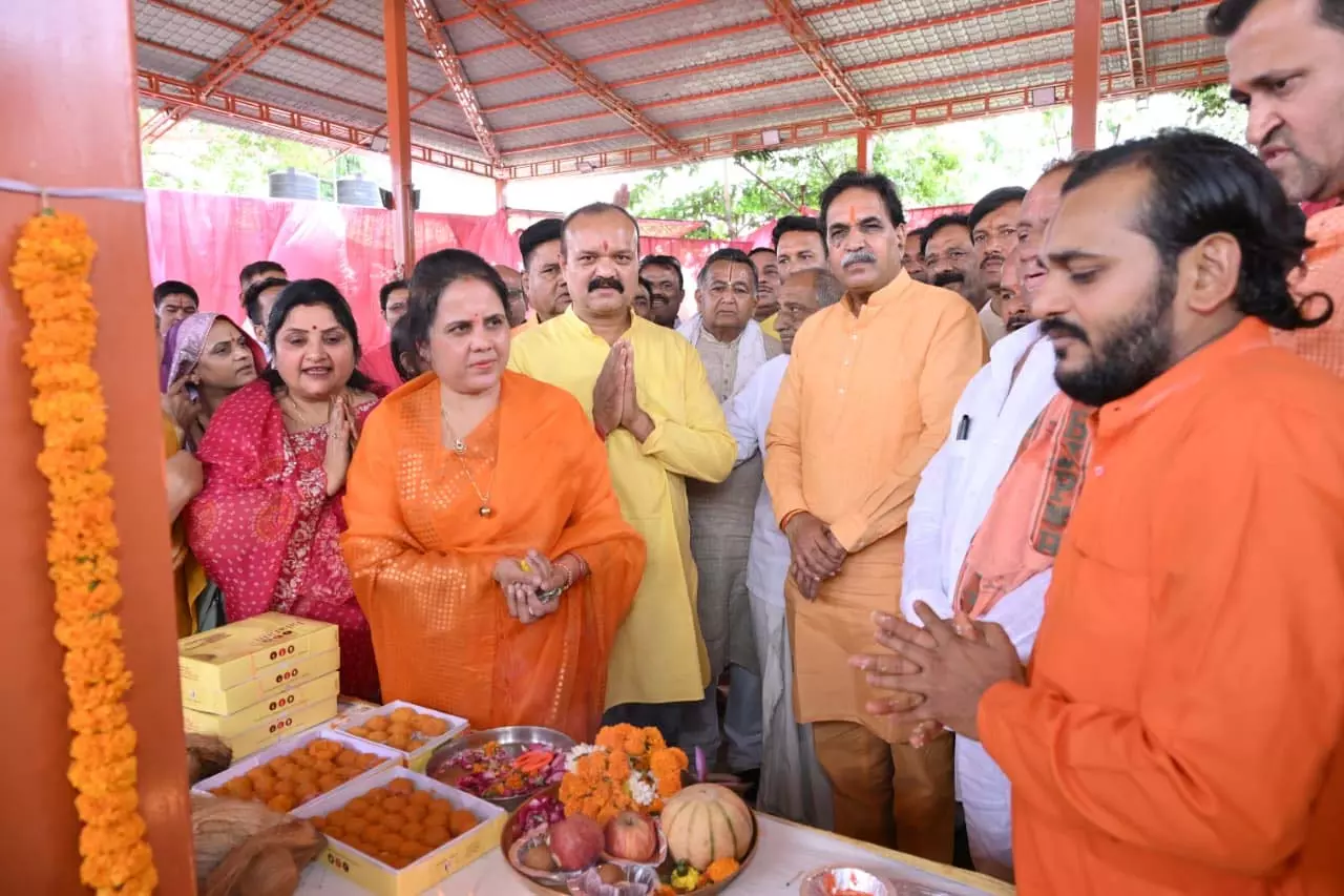 महापौर मीनल चौबे ने मच्छीतालाब श्री हनुमान मन्दिर के समीप नवनिर्मित शेड का किया लोकार्पण महापौर मीनल चौबे ने मच्छीतालाब श्री हनुमान मन्दिर के समीप नवनिर्मित शेड का किया लोकार्पण