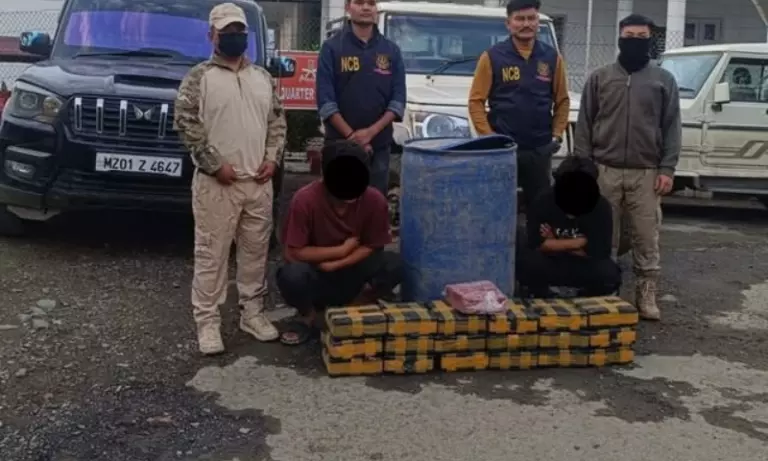 Manipur : चुराचांदपुर में हेरोइन के 439 केस ज़ब्त, दो गिरफ्तार Manipur : चुराचांदपुर में हेरोइन के 439 केस ज़ब्त, दो गिरफ्तार