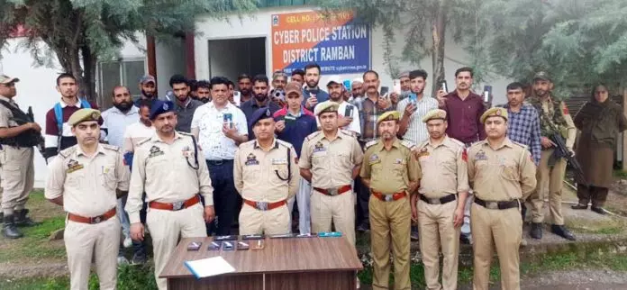 Cyber Police ने 46 खोए हुए फोन बरामद किए, मालिकों को लौटाए Cyber Police ने 46 खोए हुए फोन बरामद किए, मालिकों को लौटाए