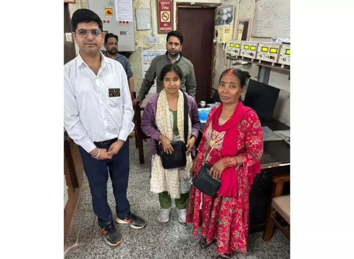 JAMMU: रेलवे स्टाफ ने खोया हुआ बैग ढूंढा, यात्री को सुरक्षित लौटाया JAMMU: रेलवे स्टाफ ने खोया हुआ बैग ढूंढा, यात्री को सुरक्षित लौटाया