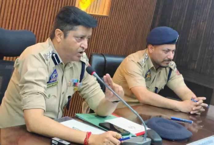 SSP डोडा ने नए तैनात PSI को अनुशासन और प्रोफेशनलिज्म के बारे में बताया SSP डोडा ने नए तैनात PSI को अनुशासन और प्रोफेशनलिज्म के बारे में बताया