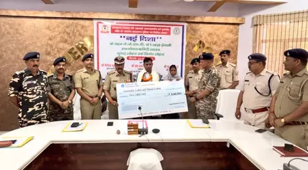 5 लाख के इनामी नक्सली सब-जोनल कमांडर सुरेंद्र लोहरा उर्फ टाइगर का सरेंडर 5 लाख के इनामी नक्सली सब-जोनल कमांडर सुरेंद्र लोहरा उर्फ टाइगर का सरेंडर